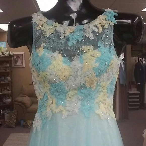 Prom gown - Picture 2 of 5